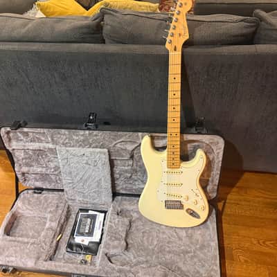 Fender American Professional Stratocaster with Maple Fretboard 2017 - 2019 - Natural image 1