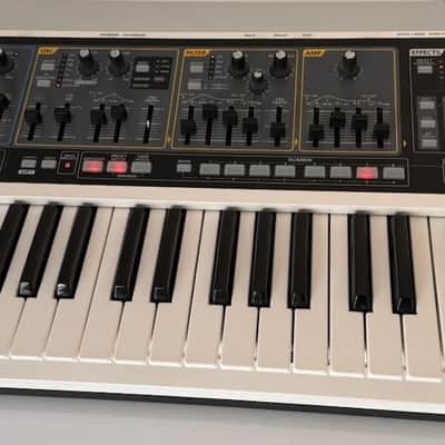 Roland SH-01 GAIA 37-Key Digital Synthesizer 2010 - 2012 - White