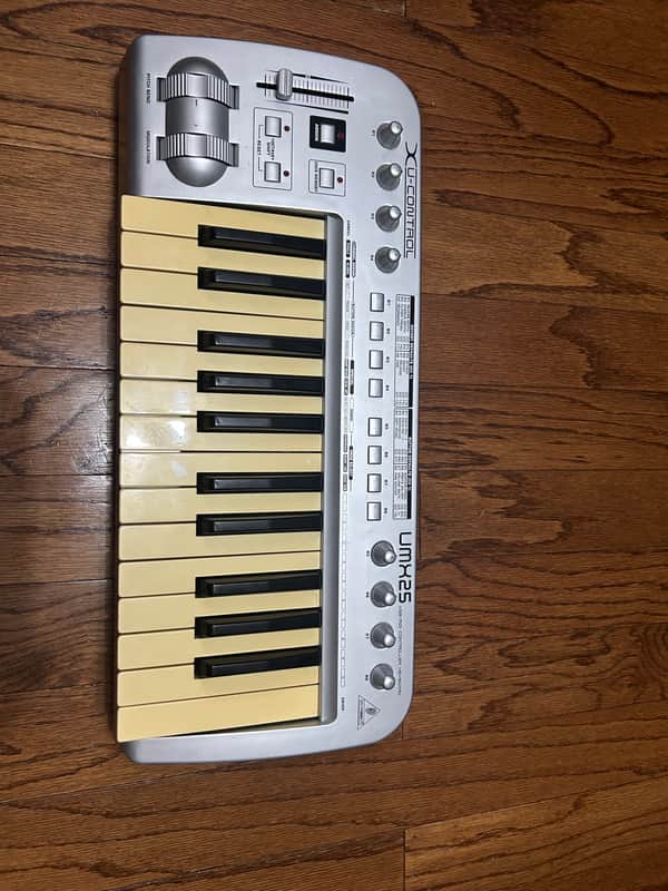 Behringer U-Control UMX250 25-Key USB MIDI Controller Keyboard 2010s - Standard image 1