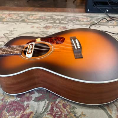 Guild M-240E Troubadour - Satin image 10