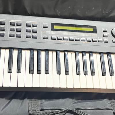 Roland XP-30 61-Key 64-Voice Expandable Synthesizer 1999 - 2004 - Black