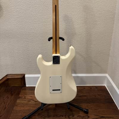 Fender Standard Stratocaster with Maple Fretboard 2011 - 2014 - White image 7