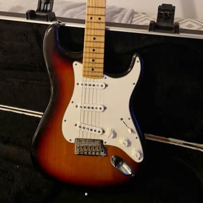 Fender Standard Stratocaster Maple Fretboard 2009 - Sunburst image 2