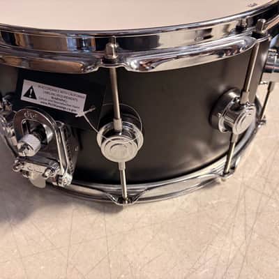 DW Collector's SSC Maple Satin Oil Snare Drum with Chrome Hardware Regular 14 x 6.5 in. Ebony Stain image 4