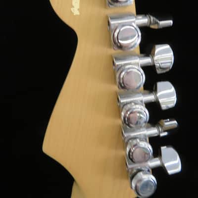 Fender American Deluxe Stratocaster with Maple Fretboard 2011 - 2015 - 3-Color Sunburst image 6