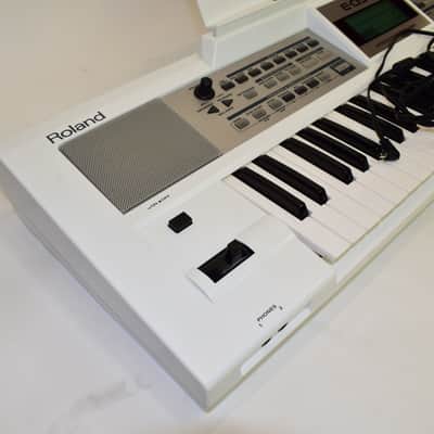 Roland E-09W 61-Key Interactive Arranger Keyboard, White image 2