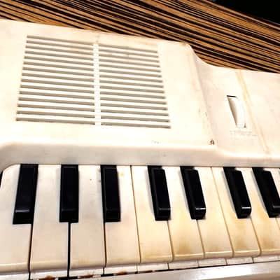 FAEMI - monophonic electronic keyboard • Soviet analog • Rare • 1982 FAEMI 1982 - white-plastic image 2