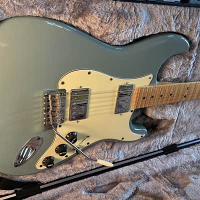 Fender American Professional Stratocaster with Roasted Maple Neck 2018 - 2019 - Sonic Blue image 2