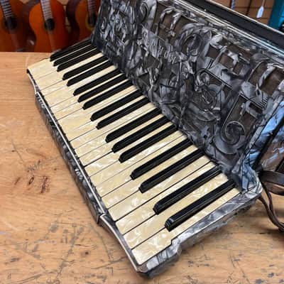 Hohner 41-Key Vintage Accordion image 3