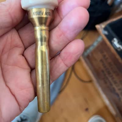 Wedge 65MV hybrid trumpet mouthpiece top with 10 degree angle and Warburton B4 gold plated backbore Bild 3