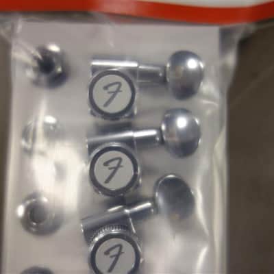 Fender Staggered Locking Tuners with Vintage-Style Buttons, Polished Chrome (6) image 2