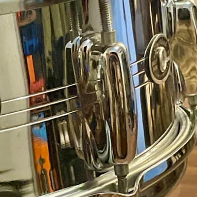 Immagine Slingerland No. 130 Gene Krupa Sound King 5x14" 8-Lug Chrome Over Brass Snare Drum with Zoomatic Strainer 1963 - 1977 - Chrome - 6