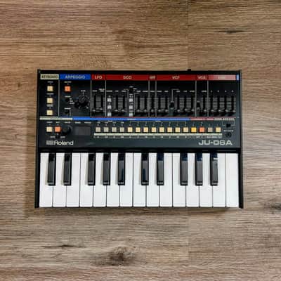 Roland JU-06A Boutique Series Synthesizer Module with K25m Keyboard 2019 - Present - Black