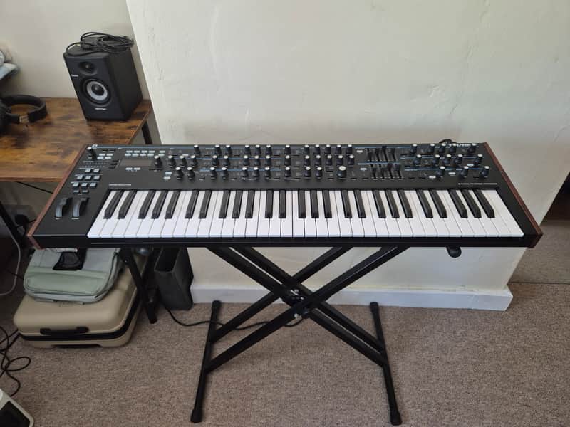 Novation Summit 61-Key 16-Voice Synthesizer