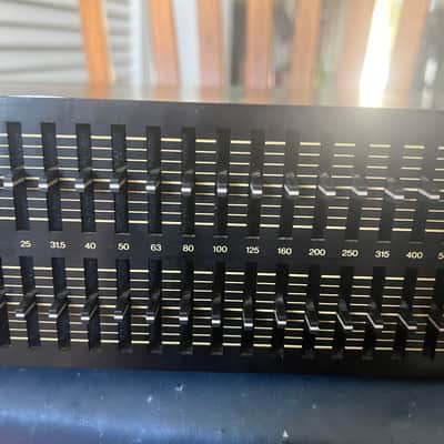 Yamaha Q2031A Dual-Channel Graphic Equalizer with rack mount bolts/washers. Looks near new. Ex-Church image 3