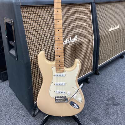 Fender Highway One Stratocaster with Maple Fretboard 2006 - 2009 - Honey Blonde Transparent image 2