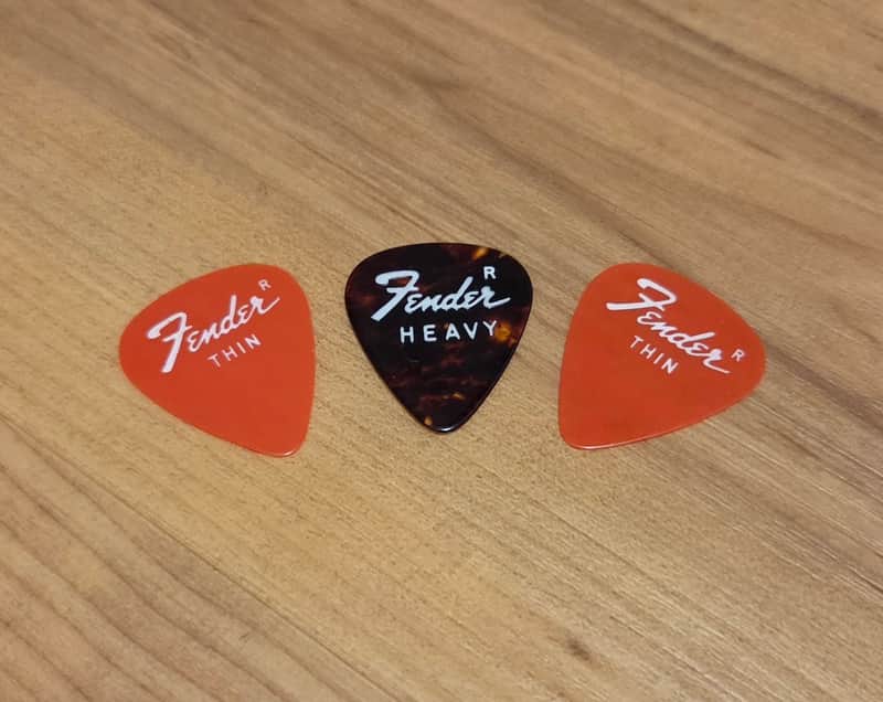 Lot of Three Vintage 1970's Fender Guitar Picks (Two Thin, One Heavy)! Rare, Original Case Candy! imagen 1