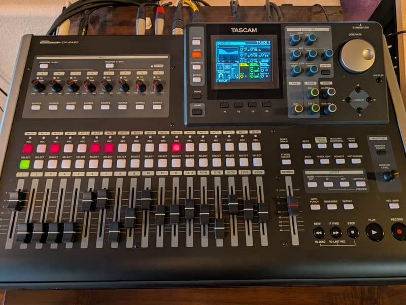 TASCAM DP-24SD デジタルポータブルレコーダー DP-24SD | 24トラック SD/SDHC MTR | TASCAM (日本)