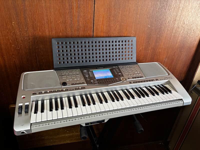 Yamaha PSR-2100 61-key PORTATONE Electric Keyboard w/ bag power