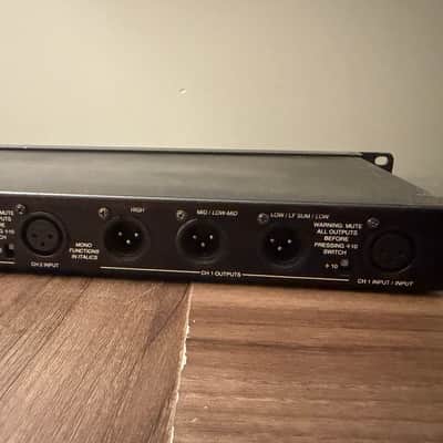 JBL M553 Stereo/ Mono Variable Crossover Working image 7
