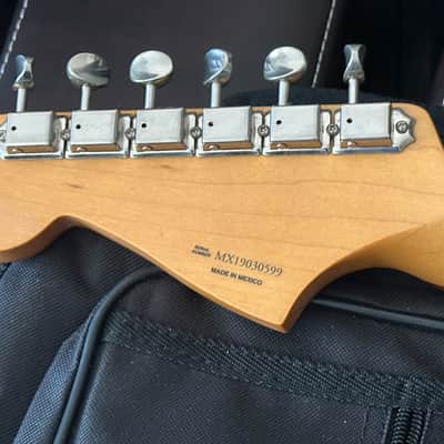 Nice 2019 Fender Vintera '60s Jazzmaster Modified with Pau Ferro Fretboard 3-Color Sunburst image 5