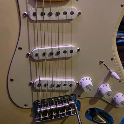 Fender American Special Stratocaster with Maple Fretboard 2015 - 2018 - Olympic White image 14