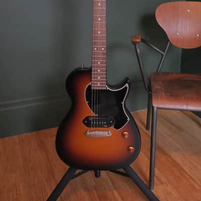 Godin Summit Classic SG – Kingpin P-90 – Sunburst – Excellent – Gig Bag Included image 2