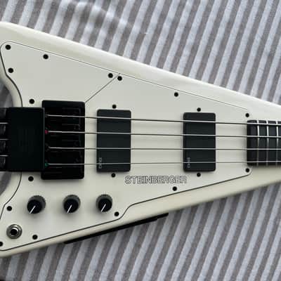 Steinberger XP2A headless bass, 5-bolt GRAPHITE neck, gloss WHITE, Active EMGs, restored by Jeff Babicz, with OEM gig bag, set of light Double-Ball strings, STADB04 single-ball string adapter, hex wrench image 3