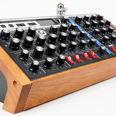 MOOG Voyager RME Analoger Synthesizer Rack + Holz + Wie Neu + OVP + Garantie