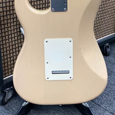 Fender Highway One Stratocaster with Maple Fretboard 2006 - 2009 - Honey Blonde Transparent image 4