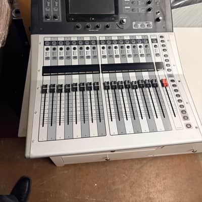 Yamaha TF1 40-Channel Digital Mixing Console – Excellent Condition – Motorized Faders