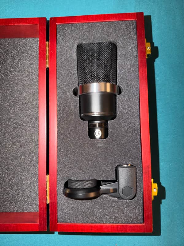 Neumann TLM 102 Matte Black with Neumann EA4 Shockmount & Wooden