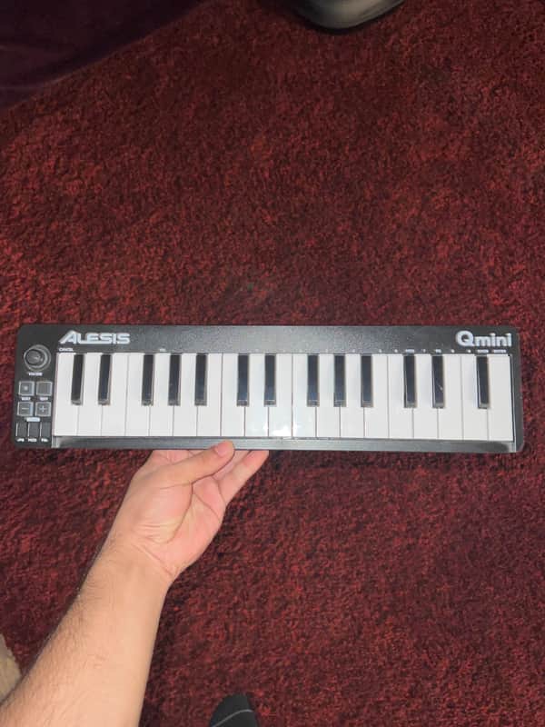 Alesis Qmini Compact 32-Key USB-MIDI Controller 2021 - Black image 1