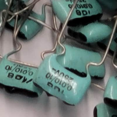 Green Drop Capacitors 0,010uF 10% 250v Bag Of 95 Seafoam Green / Black image 9