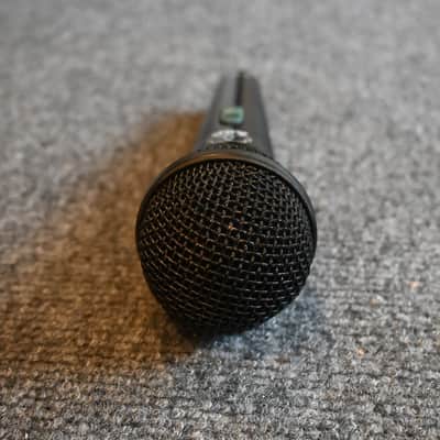 AKG D60S Dynamic Microphone with Clip and Whirlwind 20' Cable image 4