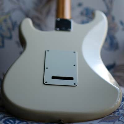 Fender Standard Stratocaster 2018 - Arctic White image 3