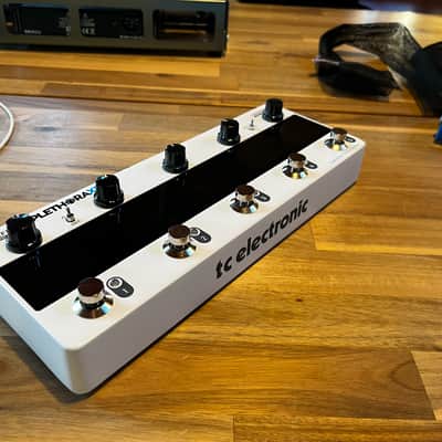 TC Electronic Plethora X5 TonePrint Multi-Effects Pedalboard 2020 - Present - White image 2