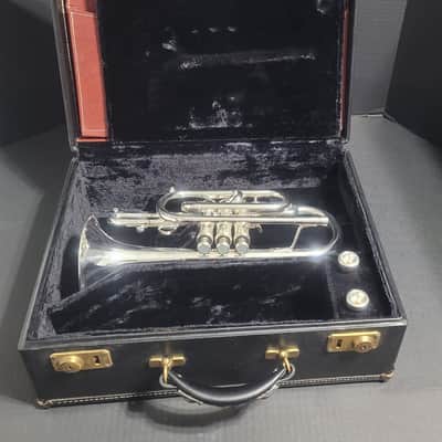 Getzen Capri Series Cornet Shepherd's Crook ,2 Mouthpieces & Hardcase . 1992 - Silver plated image 21