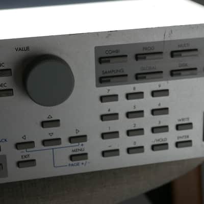 Korg Triton Rack Rackmount 60-Voice Polyphonic Workstation 2000 - 2005 - Silver image 3
