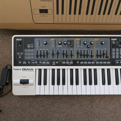 *Excellent condition* Roland GAIA SH-01 37-Key Digital Synthesizer (White) plus Roland Carry Case & Accessories