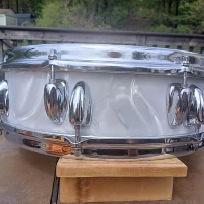 Slingerland 4x14 buddy rich piccolo 3 ply 8 lug snare drum 1970s - white satin flame image 4
