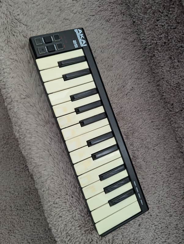 Akai LPK25 2012 - Present - Black image 1