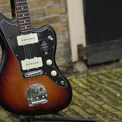 Fender American Professional Classic Jazzmaster® - 3-Color Sunburst image 3