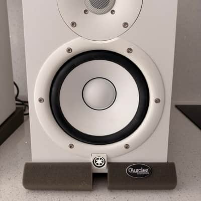 Yamaha HS7 6.5" Powered Studio Monitor (Pair + Cables & Isolation Pads) White image 2