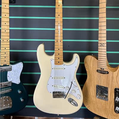 Fender MIJ ST68-85TX Stratocaster Vintage White 2014 Electric Guitar image 2
