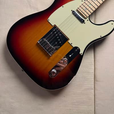 Fender American Deluxe Telecaster with Maple Fretboard 2004 - 2010 - 3-Color Sunburst image 2