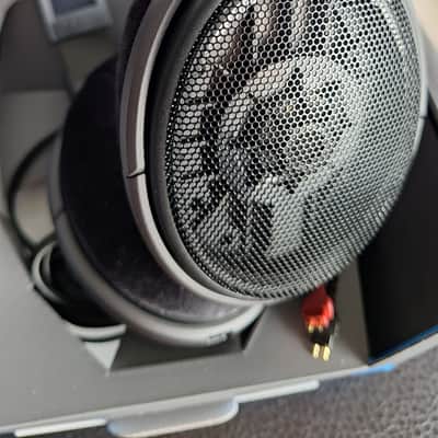 Sennheiser HD 600 Professional Headphones NEW!! (Open box) image 5