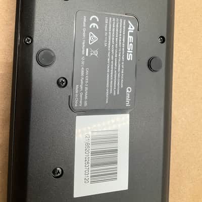 Alesis Qmini Compact 32-Key USB-MIDI Controller 2021 - Black image 5