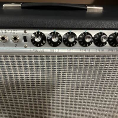 Fender '68 Custom Vibrolux Reverb-Amp 2-Channel 35-Watt 2x10" Guitar Combo 2013 - 2018 - Black image 4
