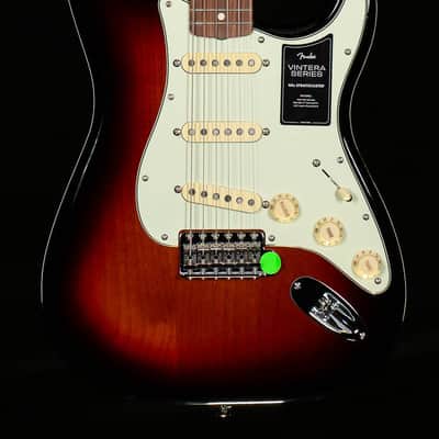 Fender Vintera '60s Stratocaster 3-Tone Sunburst (069) image 3